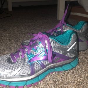 NWOT Women’s brooks adrenaline GTS 17